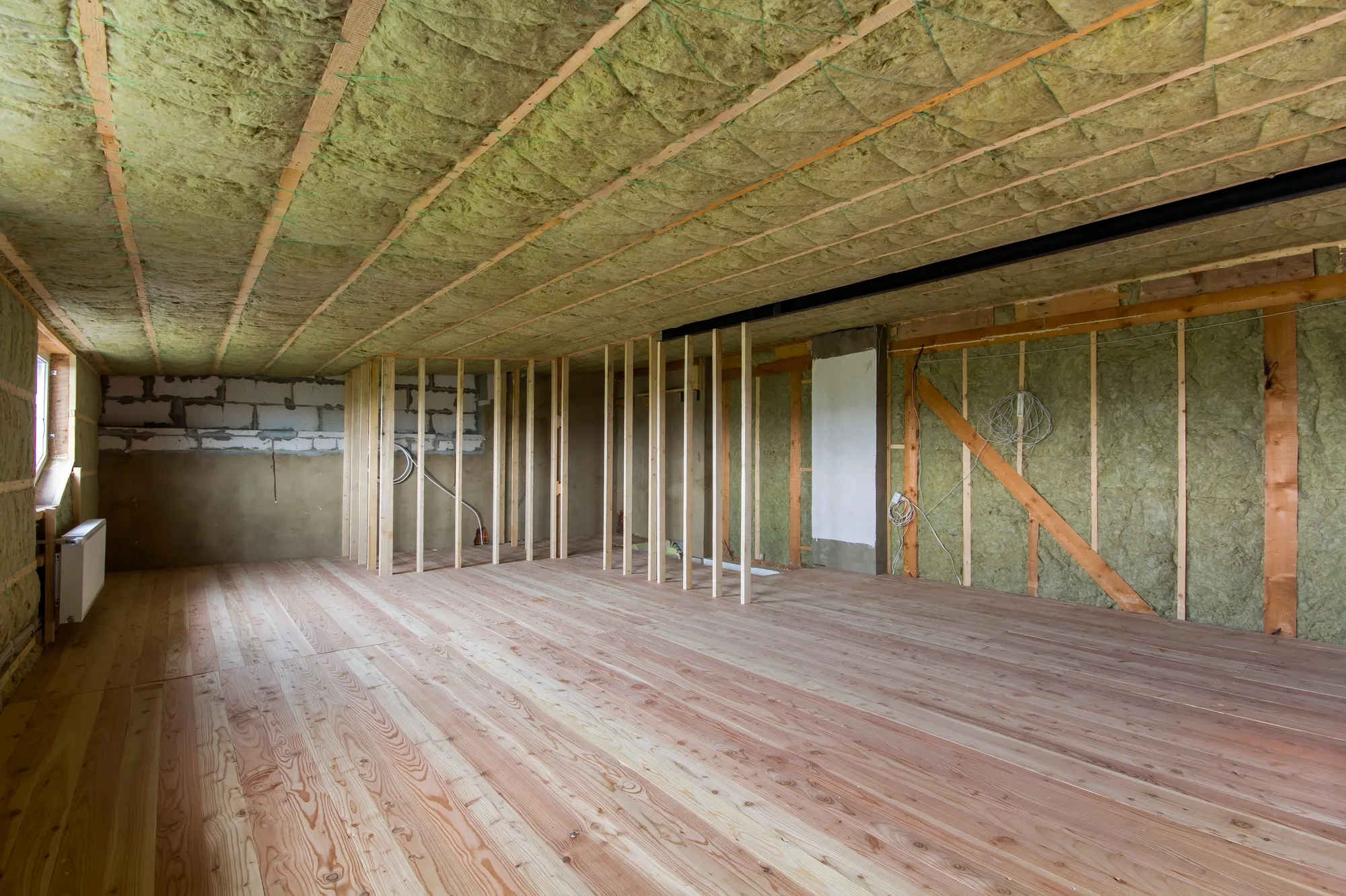 Loft under totalrenovering med nytt reisverk og isolasjon