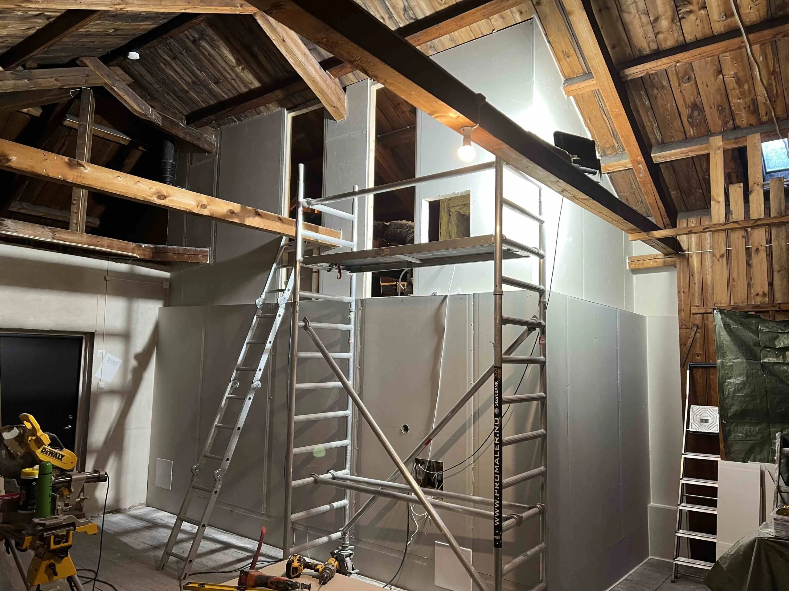 Loft under ombygging med stillas og nytt reisverk