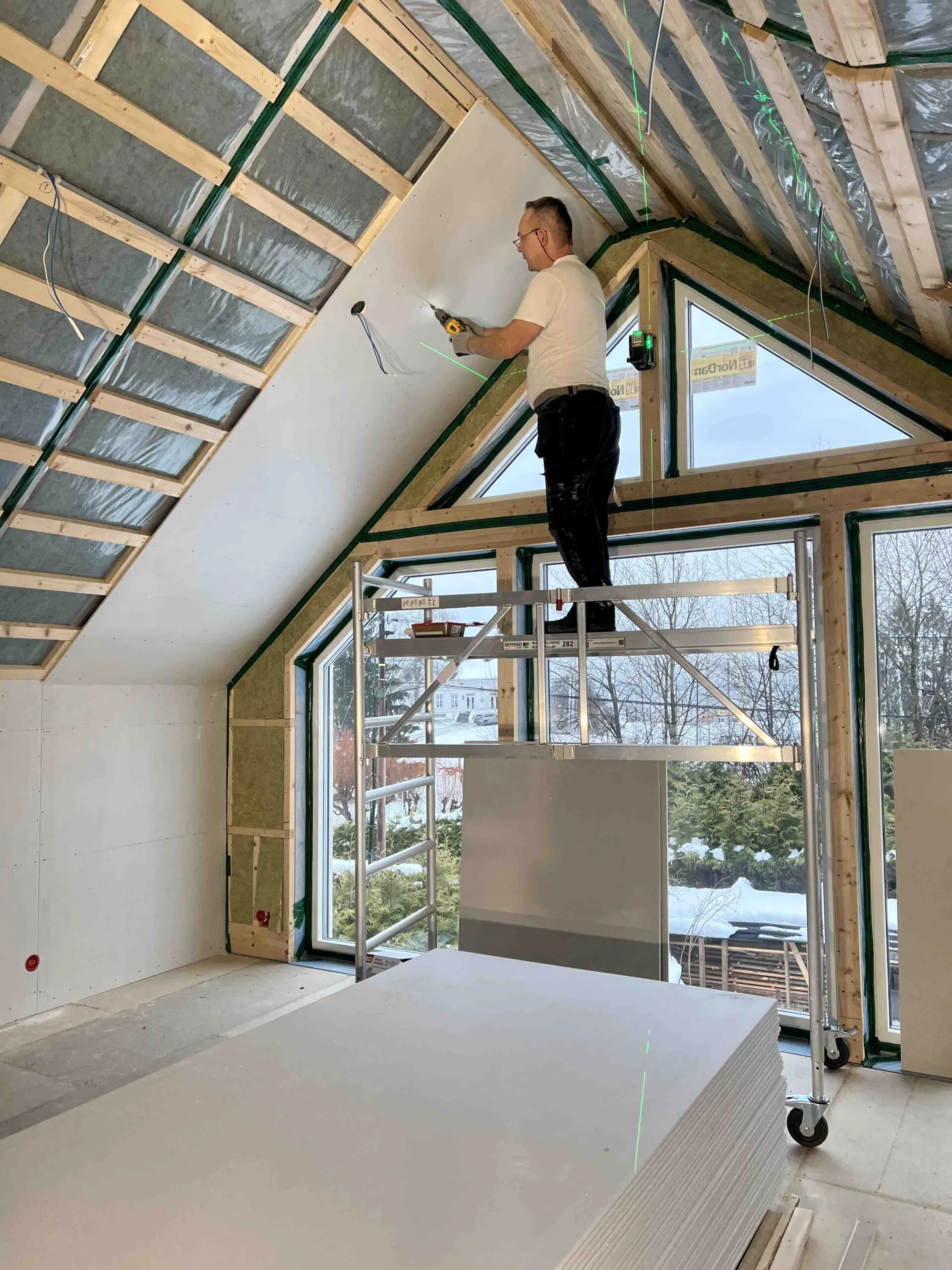Loftsutbygging med isolert skråtak under arbeid