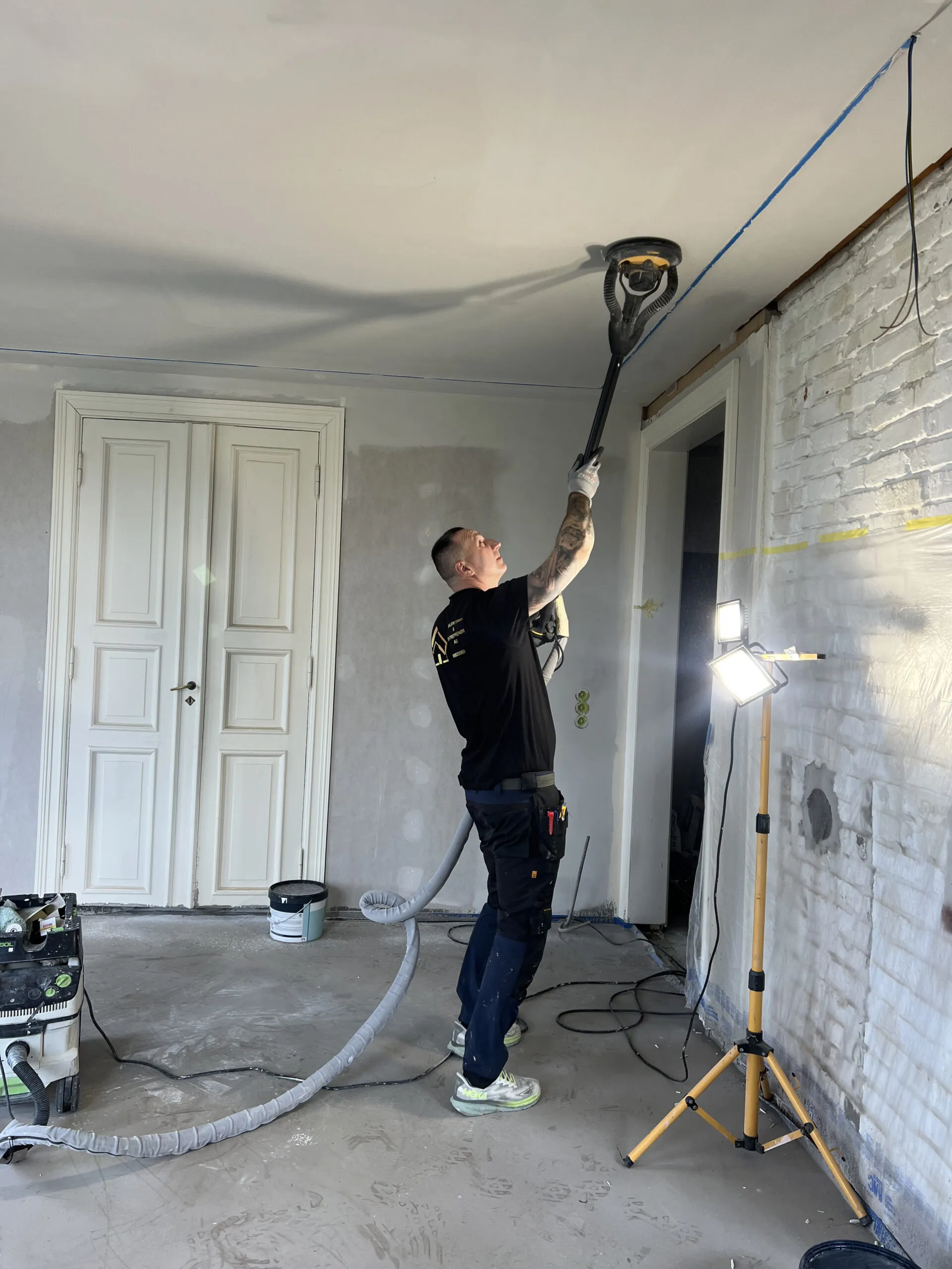Sparkling av vegger i rom klargjort for maling