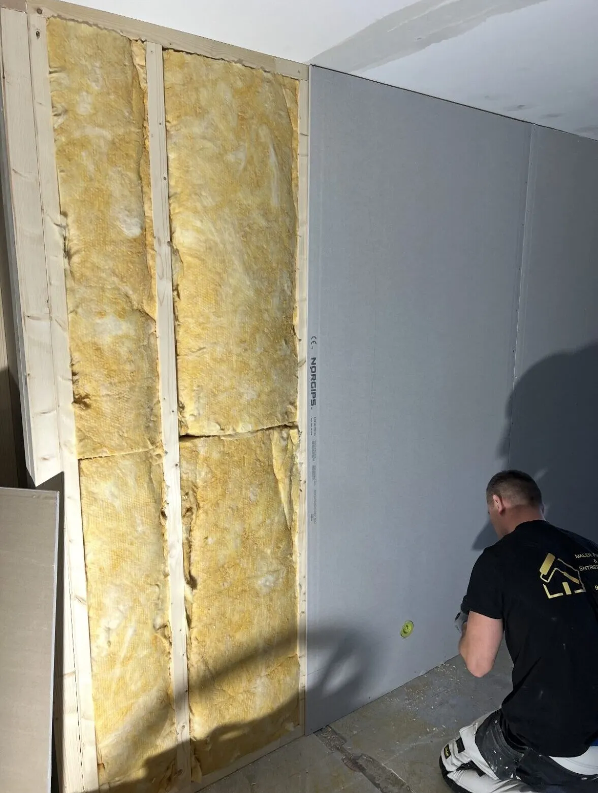 Oppsetting av lettvegg med isolasjon og gipsplater